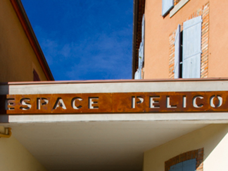 Photo du fronton de l'espace Pélico
